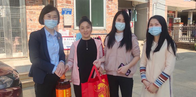 球盟会体育集团开展新春送关怀慰问结对帮扶党员活动